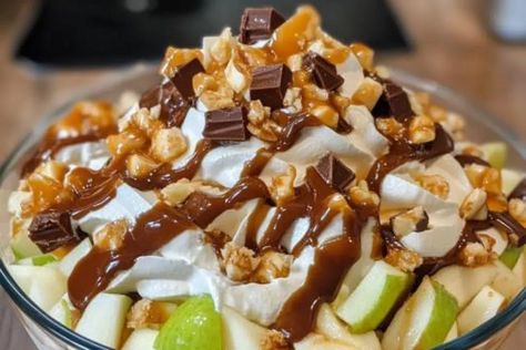 Caramel Apple Snickers Salad - recipestasteful Snickers Salad Recipe, Apple Snickers Salad, Snicker Apple Salad, Snickers Salad, Creamy Caramel, Snickers Bar, Caramel Apple, Apple Crisp, Caramel Apples