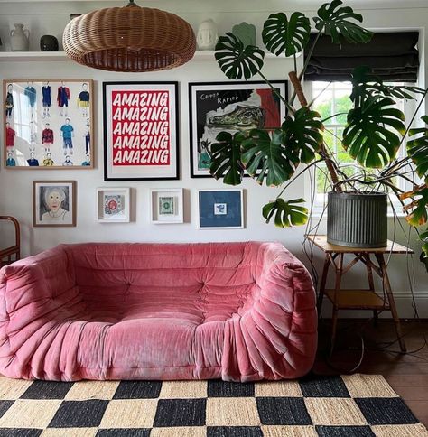 Pink Couch, Dream Apartment Decor, Style Deco, Apartment Decor Inspiration, Dream House Interior, Apartment Inspiration, Living Room Inspo, A Living Room, Room Inspiration Bedroom