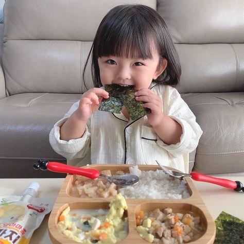 Baby Girl Ulzzang, Japanese Childhood, Korean Baby Girl, Korean Breakfast, Kids Dentist, Japanese Kids, Girl Eating, Korean Baby, Baby Cooking