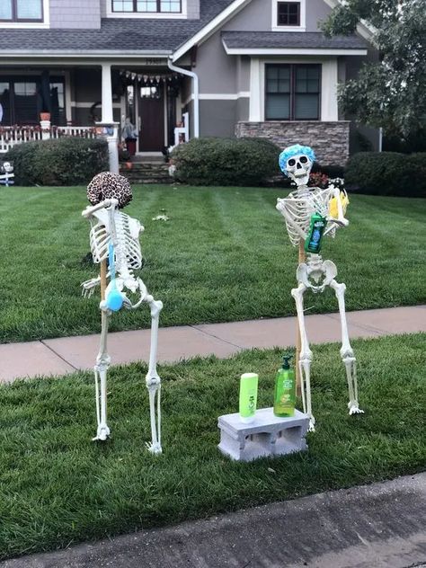 20+ Easy Outdoor Halloween Decorations to Make - HubPages Funny Skeleton Poses Halloween, Halloween Skeletons Yard Funny, Skeleton Scenes, Skeleton Display, Skeleton Poses, Easy Outdoor Halloween Decorations, Funny Halloween Decorations, Skeleton Decor, Halloween Decorations To Make