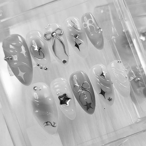 Almond Black And White Nails, Nails Design Silver, Yk2 Nails, Enhypen Nails, Acubi Nails, White Nail Inspo, Idol Nails, Belle Nails, Makeup Nails Designs