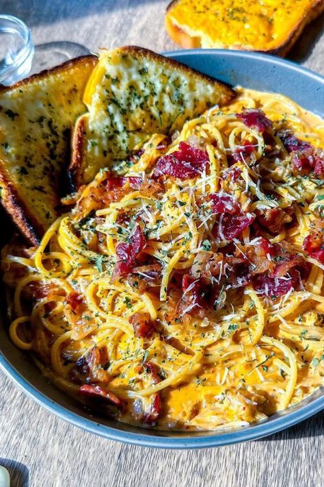 Creamy bacon kimchi pasta served on a blue curved plate with 2 slices of cheese bread, topped with shredded parmesan. Kimchi Pasta Recipe, Kimchi Pasta, Kimchi Sauce, Parmesan Pasta, Pasta Pasta, Pasta Noodles, Crispy Bacon, Pasta Recipe, Kimchi