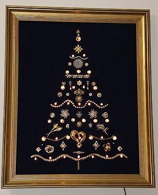 Rosary Christmas Tree, Christmas Tree Made Out Of Old Jewelry, Christmas Tree With Old Jewelry, Vintage Jewelry Christmas Trees, Old Jewelry Ornaments, Vintage Jewelry Heart Art, Cross Made From Old Jewelry, Jewelry Trees Christmas, Jewelry Christmas Tree Picture