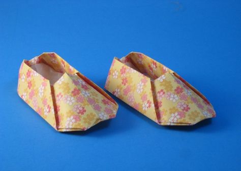 Origami Shoes by Yamanashi Akiko folded by Gilad Aharoni Origami Shoes, Shoes And Socks, Yamanashi, Origami Flowers, Sock Shoes, Origami, Projects To Try, Socks, Books