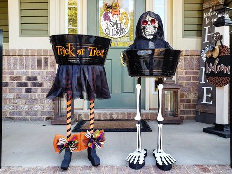 Halloween Candy Stand, Diy Halloween Desserts, Diy Dessert Stand, Candy Dish Diy, Diy Halloween Candy, Pumpkin Decorating Ideas, Halloween Candy Bowl, Candy Stand, Outdoor Halloween Decorations