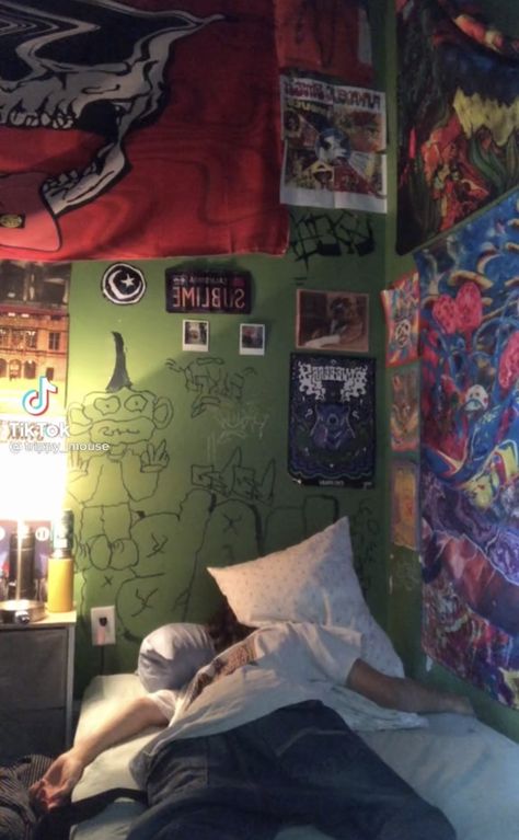 Small Bedroom Grunge, Gangsta Room Ideas, Room Inspo Graffiti, Graffiti Apartment, Skater Boy Room Aesthetic, Graffiti Room Ideas Bedrooms, Skate Room Aesthetic, Street Signs Aesthetic Room, Graffiti Room Decor