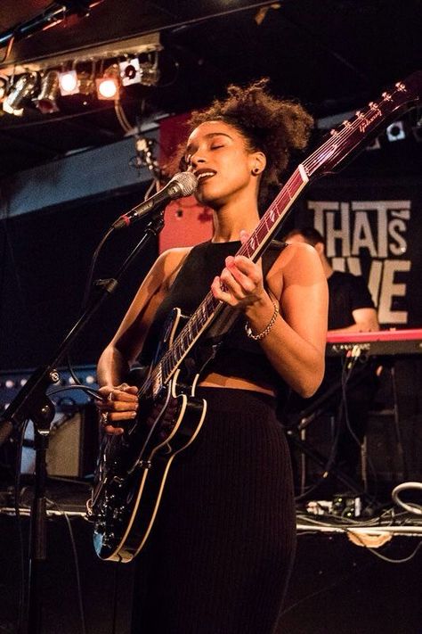 Lianne La Havas, Electric Guitar, A Woman, Singing, Guitar, Black