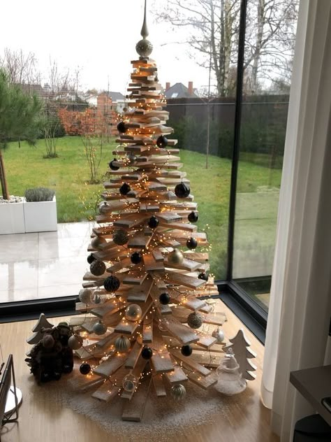 Diy Pallet Xmas Tree, Rustic Kitchen Decor Ideas, Living Room Ideas Rustic, Room Ideas Rustic, Wood Christmas Trees Diy, Christmas Trees Ideas, Christmas Tree Village Display, Wooden Xmas Trees, Home Design Modern