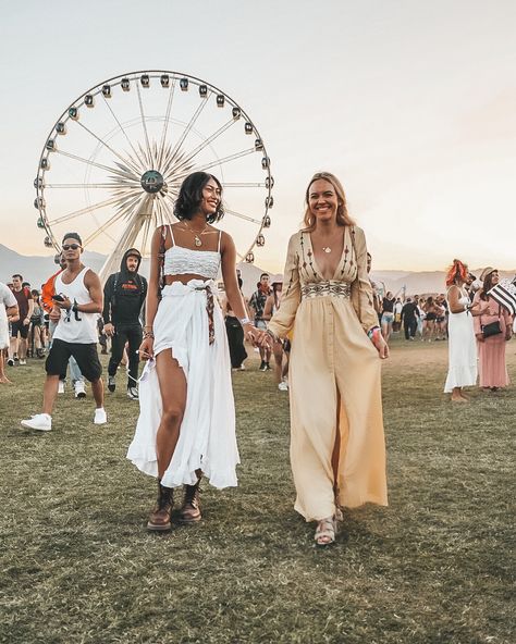 My favorite part about COACHELLA  Meeting amazing people  & having the most amazing time with them  @anuthida Hangout Fest Outfit, Geek Outfit, Festival Themed Party, Cochella Outfits, Coachella Party, Festival Outfit Inspiration, Festival Photography, Festival Inspo, Look Festival