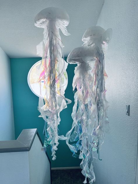 Jelly Fish decoration for "Under World" theme Diy Jelly, Jellyfish Decorations, Shark Decor, Jellyfish Craft, Ocean Theme Party, Art Assignments, All White Party, Mermaid Parties, Fishing Diy