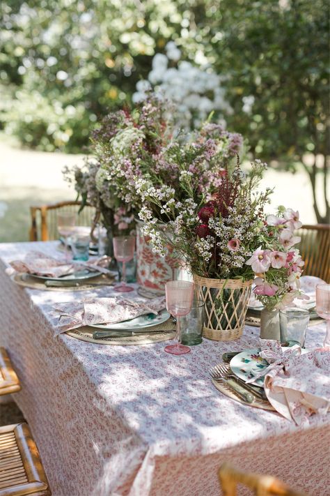 Spring Event Ideas, Floral Table Setting, Spring Table Settings, Julia Berolzheimer, Set The Table, Vintage Floral Design, Spring Event, Floral Table, Summer Tables