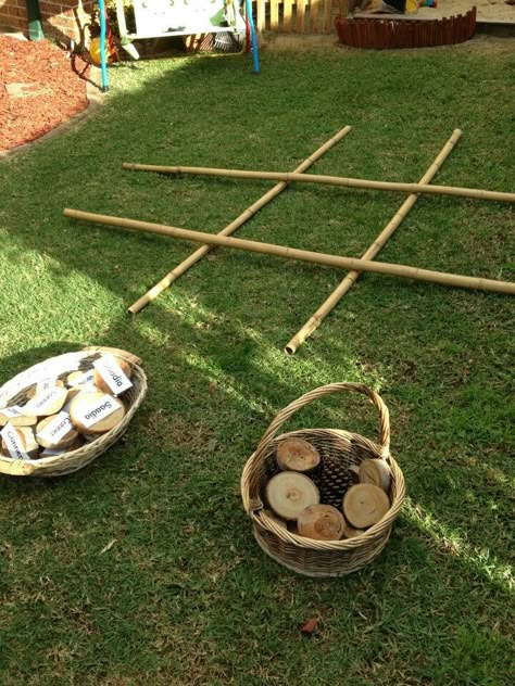 Things to do during your #bigwildsleepout - outdoor noughts and crosses using segments of log and pine cones. Let the games begin! Outside Games, Outside Play, Garden Games, Rustic Wedding Decorations, Outdoor Education, Playground Ideas, Natural Playground, Outdoor Classroom, Wallpaper Flower