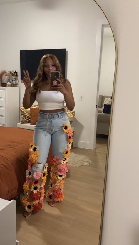 Birthday Jeans, Flower Pants Outfit, Photoshoot Business, Diy Tiktok, Diy Clothes Ideas, Remake Clothes, Senior Jeans, 16th Birthday Outfit, Denim Diy Clothes