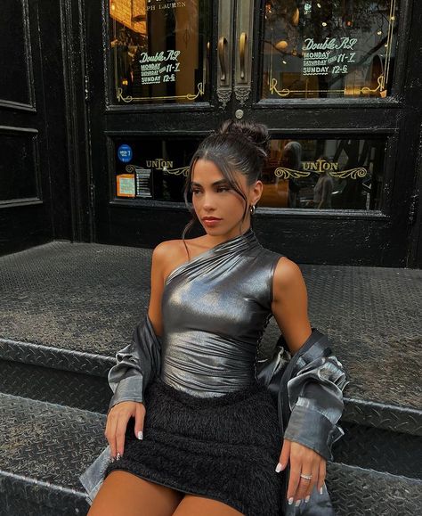 Metallic Outfit Ideas Concert, Saturno Outfit Ideas, Nye Outfit Ideas Baddie, Metallic Top Outfit, Drake 2023, Metallic Outfit Ideas, Y2k Aesthetic Instagram, The Weeknd Concert Outfit, Metallic Corset