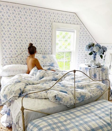 Hamptons Bedroom, Fancy Bed, Beach House Room, Fancy Bedroom, Beach House Bedroom, Coastal Room, Love Shack Fancy, Coastal Bedroom, Redecorate Bedroom