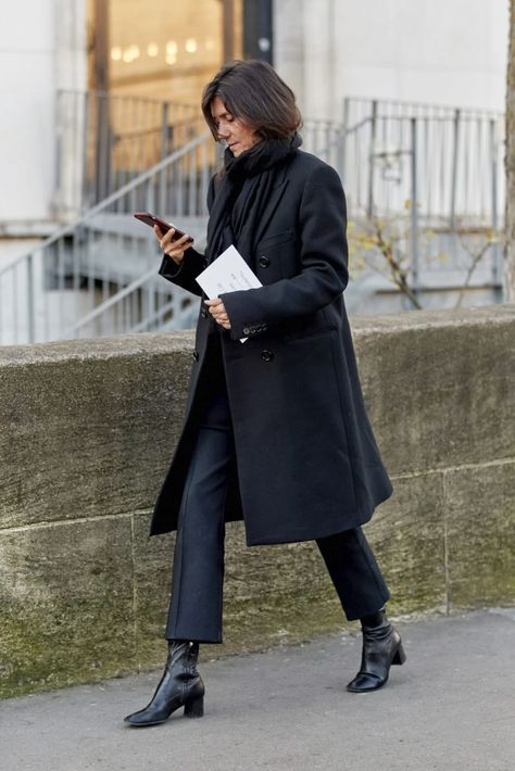 Parisian Style Winter Chic, Parisian Style Winter, Emmanuelle Alt Style, Parisian Wardrobe, Chic Parisian Style, Parisienne Style, Emmanuelle Alt, French Street Fashion, Paris Haute Couture