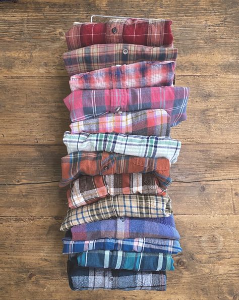 Mismatched bridesmaid flannels to get ready in the morning of your wedding! Bachelorette Party Fall, Glamping Bachelorette Party, Glamping Bachelorette, Getting Ready In The Morning, Morning Of The Wedding, Fall Barn Wedding, Outdoor Fall Wedding, Mismatched Bridesmaids, Bridal Bachelorette Party