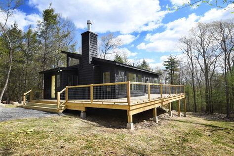 Ranch 36 / Kerhonkson, NY Real Estate / Catskill Farms Mid Century Modern Cabin Exterior, Small House With Walkout Basement, High Contrast Kitchen, Modern Cabin Exterior, Contrast Kitchen, Black Siding, Modern Ranch Home, Modern Mountain Cabin, Kerhonkson Ny