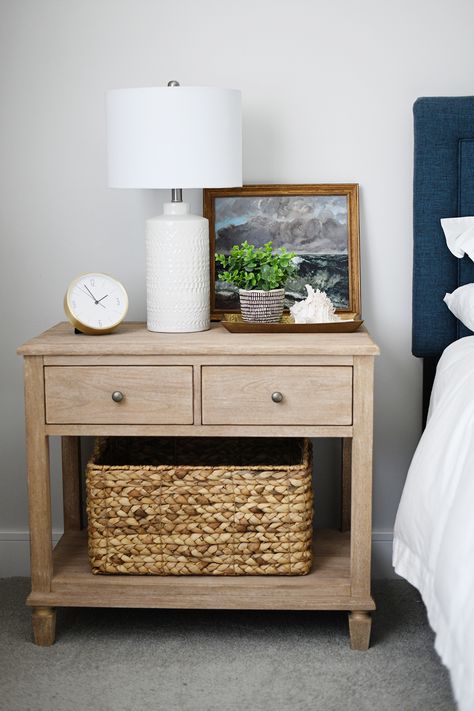 Summer Guest Room Design Ideas Guest Room Design Ideas, Bedroom Bedside Table Ideas, Bed Side Table Decor, Bedroom Side Table Ideas, Styling Bedroom, Bedside Table Ideas, Bedroom Side Table, Farmhouse Guest Bedroom, Bedside Table Styling