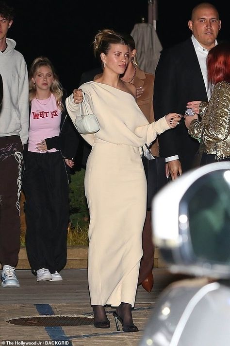 Sophia Richie Outfits, Beige Dress Outfit, Rande Gerber, Sophia Richie, Amanda Steele, Sofia Richie, Dinner Outfits, Cindy Crawford, Celebrity Look