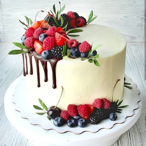 Easy Birthday Cake Decorating, Easy Birthday Cake, Tårta Design, Cake With Berries, Resipi Kek, Birthday Cake Decorating Ideas, Cake Fruit, Fruitcake Recipes, Easy Birthday