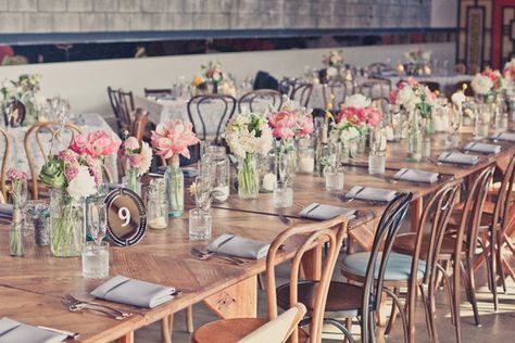 Simple but pretty flowers. Smog Shoppe Wedding, Diy Vintage Wedding, Vintage Table Setting, Deco Champetre, Reception Tablescapes, Pretty Tables, La Wedding, Diy Brides, Long Table