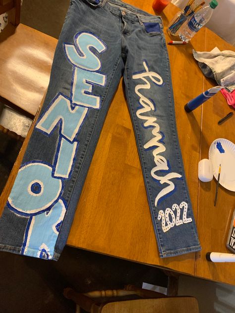 Senior Jeans Ideas, Senior Jeans Ideas High Schools, Homecoming Jeans Ideas, School Spirit Outfit, Senior Painted Jeans, Senior Year Diy, Senior Year Things, Senior Week, Senior Class Shirts