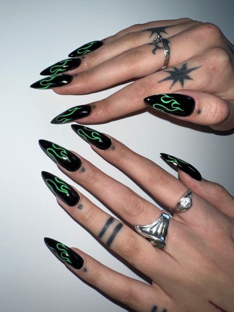 Rock Style Nails, Metalcore Nails, Black Nails Edgy, Rock Concert Nails Ideas, Rock Nail Designs, Black With Green Nails, Nails Inspiration Grunge, Black Festival Nails, Edgy Gel Nails