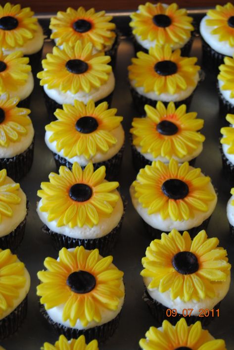 Sunflower Cupcakes Sunflowers are made of fondant, this was for a bridal shower Cupcakes Sunflower, Cupcakes Flores, Sunflower Wedding Cake, Sunflower Cupcakes, Sunflower Cookies, Sunflower Cake, Summer Cupcakes, Fondant Ideas, Chocolate Cupcakes Moist