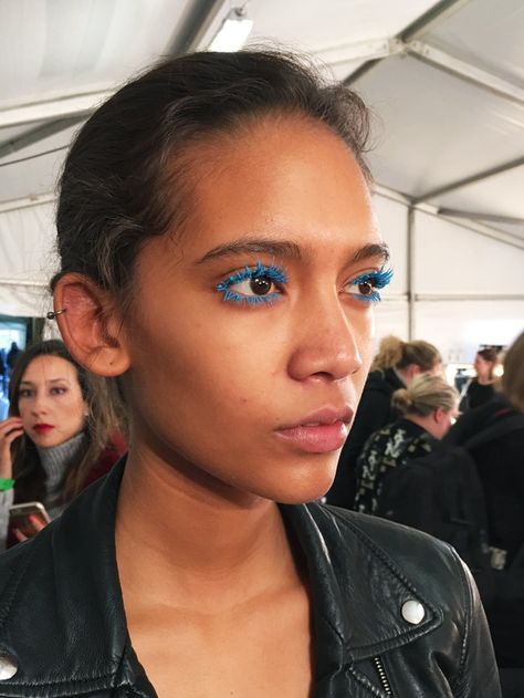 The 39 Best Backstage Beauty Moments From London Fashion Week via @ByrdieBeauty Blue Lashes Makeup, Blue Lashes, Classic Makeup Looks, Eye Trends, Fashion Week Backstage, Casual Makeup, Classic Makeup, Holiday Beauty, Runway Makeup