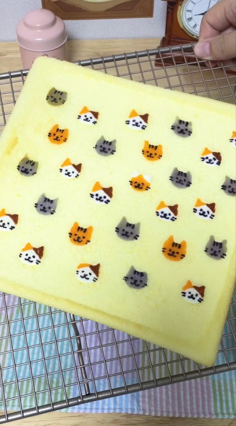 Roll Cake Design, Kawaii Cakes, Cat Roll, Cute Baking, Cat Cake, Roll Cake, Roll Ups, Cake Roll, Baking Ideas