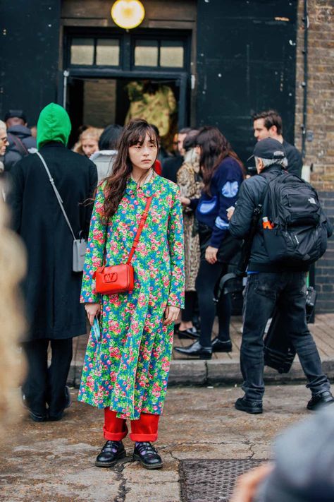 Retro Street Style, Dress Over Pants, Street Style Fall Winter, Blouses Designs, London Fashion Week Street Style, Work Fits, Colour Combos, Quirky Fashion, Style Steal