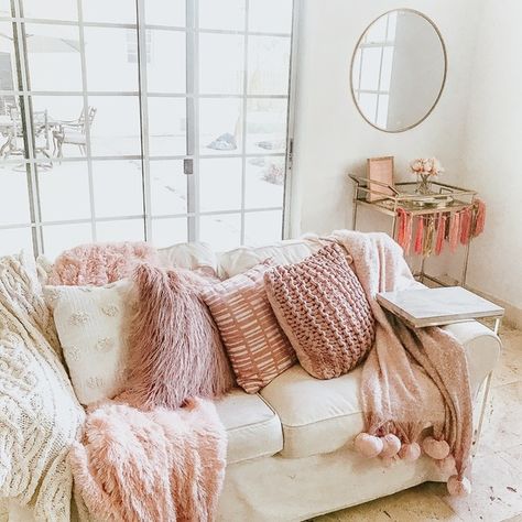 Beige Couch Pillows, Living Room Girly, Pretty Living Room Ideas, Girly Living Room, Blush Living Room, College Living Rooms, Pretty Living Room, Cozy Couch, Glam Living Room