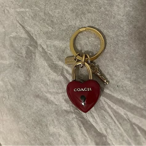 Coach keychain Useful Keychain Products, Cute Car Keychains, Coach Keychains, Car Keychain Aesthetic, Car Keys Keychain Ideas, Classy Keychain, Bag Accessories Keychain, Minimalist Accessories Jewellery, Keychain Aesthetic