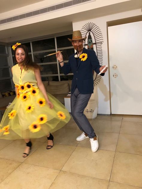 Van Gogh and sunflower costume Famous Artists Costumes, Van Gogh Costume, Sunflower Costume, Art Room Inspiration, Artist Costume, Painting Costume, Popular Spring Outfits, Adult Dress, Van Gogh Sunflowers