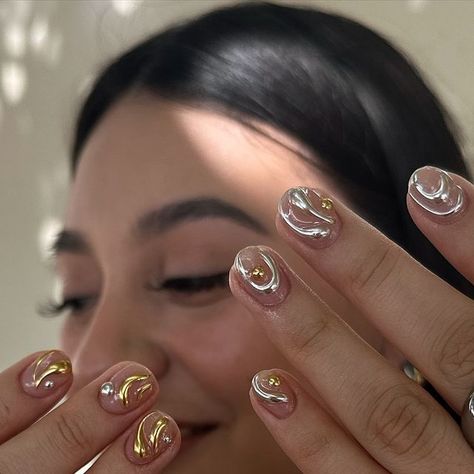 Metal Chrome Nails, Makeup Theory, Nail Inspo Chrome, Contrast Makeup, Chrome Nail Ideas, Ombre Chrome Nails, Red Chrome Nails, Gold Chrome Nails, Chrome Nail