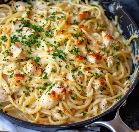 Creamy Chicken Spaghetti Casserole is a comforting, flavorful dish that combines tender pasta, shredded chicken, and a rich, creamy sauce. This casserole is a fantastic way to use up leftover chicken, and it can be prepared in advance for a quick and easy meal on busy weeknights. With the addition of colorful bell pepper, onion, and a blend of spices, this dish offers a delicious balance of flavors. Perfect for family dinners or potlucks, this creamy chicken spaghetti casserole is sure to be a h Leftover Shredded Chicken Recipe, Wednesday Dinner Ideas, Creamy Chicken Spaghetti Recipe, Creamy Chicken Alfredo Pasta, Easy Recipes Gluten Free, Chicken And Spinach Casserole, Pasta Fagioli Soup Recipe, Creamy Chicken Spaghetti, Wednesday Dinner