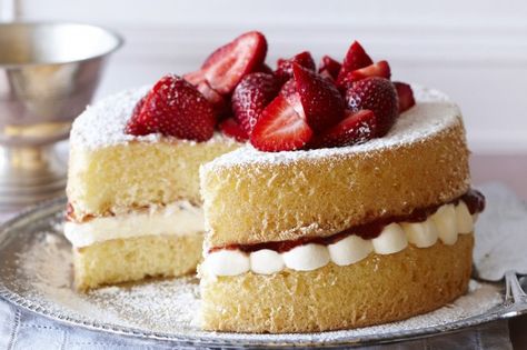 Foolproof sponge recipe.Try this quick and easy sponge layered with strawberry jam and cream. A classic! Easy Sponge Cake Recipe, Victoria Sandwich Cake, British Cake, Victoria Sandwich, Epicurious Recipes, Sponge Recipe, Cake Slicer, Sponge Cake Recipe, Victoria Sponge Cake