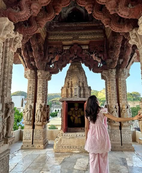 Jasmine Hair, South Asian Aesthetic, Temple Photography, Desi Vibes, Desi Love, Desi Aesthetics, Hampi, Asian Aesthetic, Self Portrait Poses