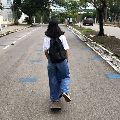 Skate Aesthetic Girl, Skateboard Aesthetic, Baggy Jeans Outfit, Skate Girl, Skater Aesthetic, Cool Skateboards, Skateboard Girl, Cute Bras, Pic Pose