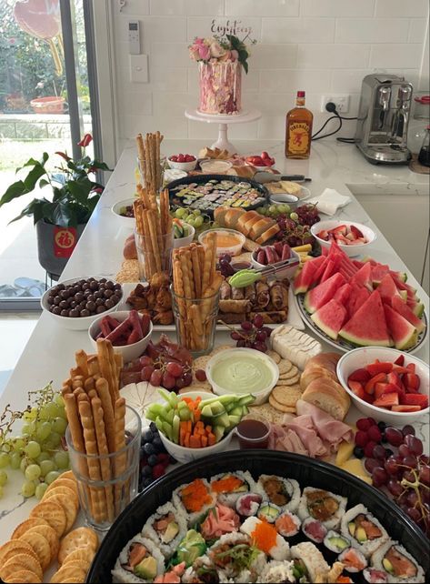 Buffet Aesthetic Food, Birthday Snack Table Aesthetic, All You Can Eat Buffet Aesthetic, Buffay Food Table, Huge Breakfast Buffet, Family Gathering Food, Hosting Brunch, Party Food Buffet, Delicacy Food