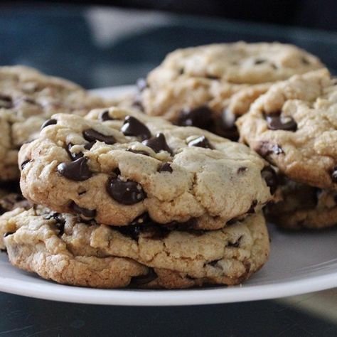 Best Big, Fat, Chewy Chocolate Chip Cookie | "Just made these for the Labor Day BBQ tomorrow - they are the best!! Have made these cookies at least 5 times for other occasions and they absolutely are no fail. Hate to say it, but my mom's recipe has been replaced." Desserts Potluck, Chewy Chocolate Chip Cookies Recipe, Potluck Desserts, Chewy Cookies, Soft Chocolate Chip Cookies, Oatmeal Chocolate, Chewy Chocolate Chip, Chewy Chocolate Chip Cookies, Drop Cookies