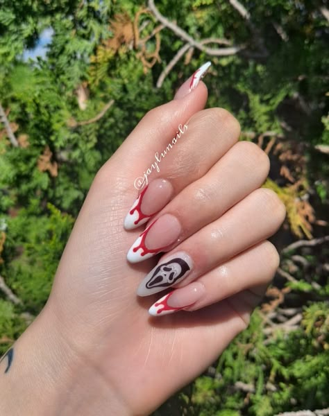 Ghost Face Almond Nails, Short Scream Halloween Nails, Simple Scream Nails, Halloween Nails 2023 Almond, Scream Nails Almond, Almond Nails Designs Halloween, Scream Nails Short, Almond Shape Halloween Nails, Scream Inspired Nails