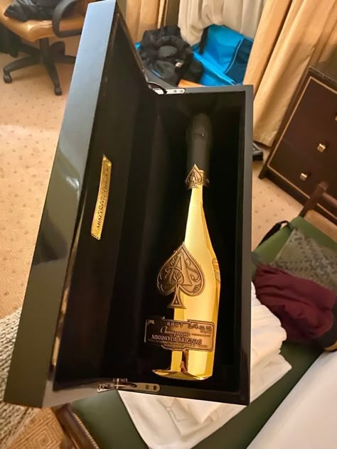 Luxury Bottle Packaging, Gentleman Essentials, Expensive Liquor, Alcohol Cabinet, Champagne Lifestyle, Wine Store Design, Expensive Champagne, Armand De Brignac, Pretty Alcoholic Drinks