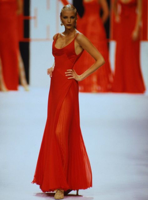 maria on Twitter: "valentino 1994… " Valentino Vintage, Red Valentino Dress, Valentino Runway, Nadja Auermann, Vintage Runway, Valentino Dress, Red Carpet Gowns, Runway Dresses, Vintage Couture