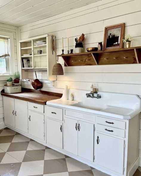 Old Farmhouse Aesthetic, Victorian Farmhouse Kitchen, Cozy Room Ideas, Room Ideas For Men, Room Ideas For Men Bedroom, Unfitted Kitchen, Men Bedroom, Home Decor Cozy, Farmhouse Aesthetic