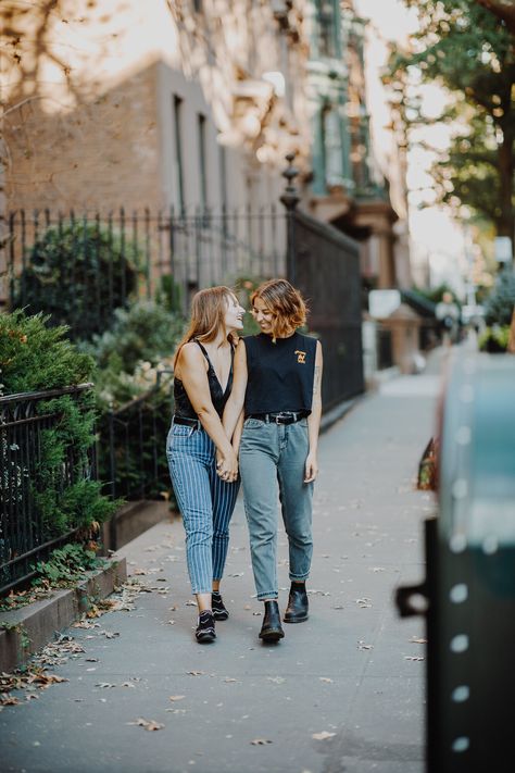 Lesbian Couple Photoshoot Poses, Brooklyn Wedding Photos, Shooting Couple, Cute Engagement Photos, Couple Engagement Pictures, Engagement Pictures Poses, Brooklyn Heights, Couples Photo, Couple Picture Poses