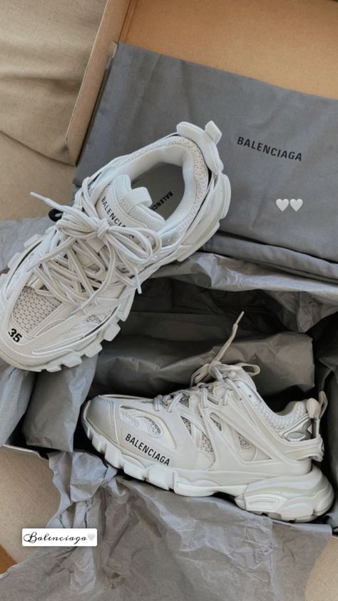 balenciaga Balenciaga Track Sneakers Outfit, White Balenciaga Track, Tenis Balenciaga, Boots Converse, Balenciaga Track Sneakers, White Balenciaga, Balenciaga Track, Balenciaga Shoes, School Looks