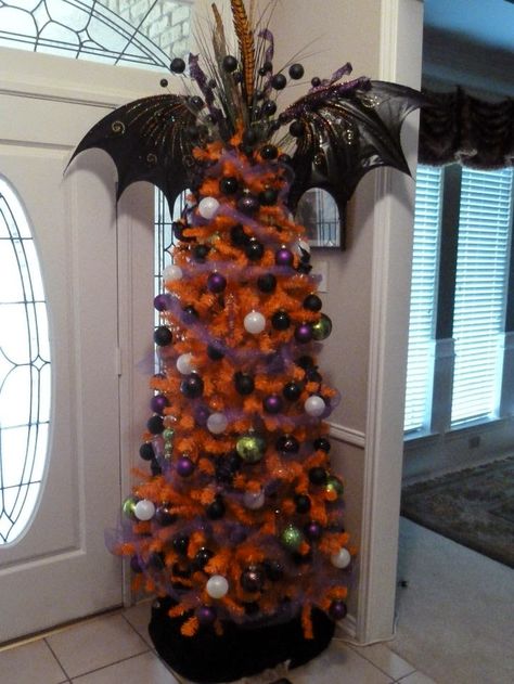 The Spooky Vegan: 13 Days of Creepmas: Creepy Christmas Tree Toppers Jar Decoration Ideas, Halloween Tree Decorations, Halloween Christmas Tree, Dekorasi Halloween, Halloween Memes, Creepy Christmas, Holiday Trees, Adornos Halloween, Halloween Tree