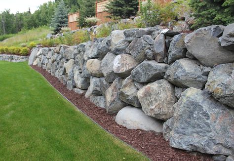 Boulder Landscape, Rock Wall Landscape, Boulder Retaining Wall, Rock Retaining Wall, Stone Walls Garden, Retaining Wall Design, Building A Retaining Wall, Landscaping With Boulders, Landscaping Retaining Walls